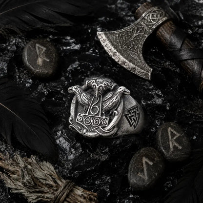 wikinger ring thorshammer flatlay runen obsidian nordische props