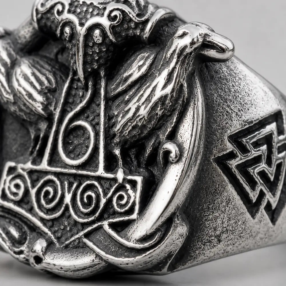 wikinger ring thorshammer gravur detail makroaufnahme silber