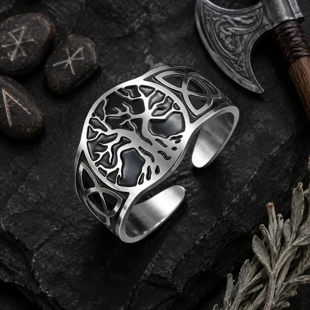 wikinger ring weltenbaum flatlay runen obsidian deko