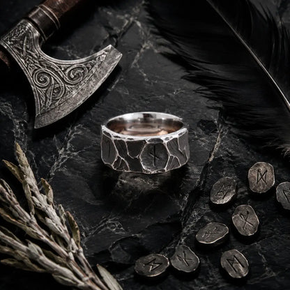 wikinger runen ring flatlay obsidian nordische props