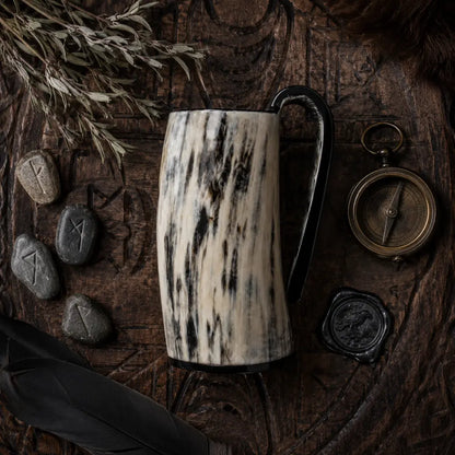 wikinger trinkhorn krug flatlay runen holz nordisch