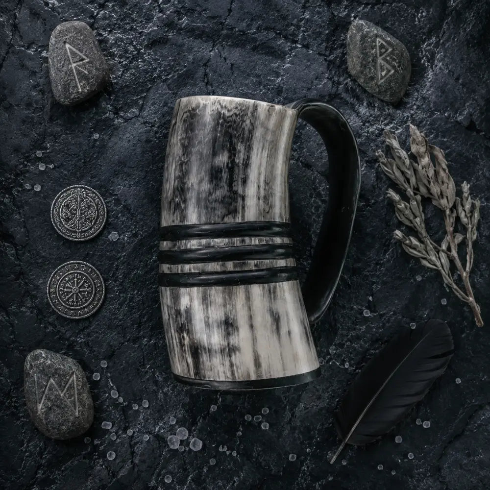 wikinger trinkhorn krug flatlay runen obsidian stein