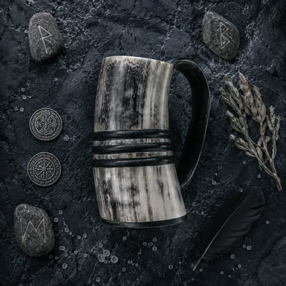 wikinger trinkhorn krug flatlay runen obsidian stein