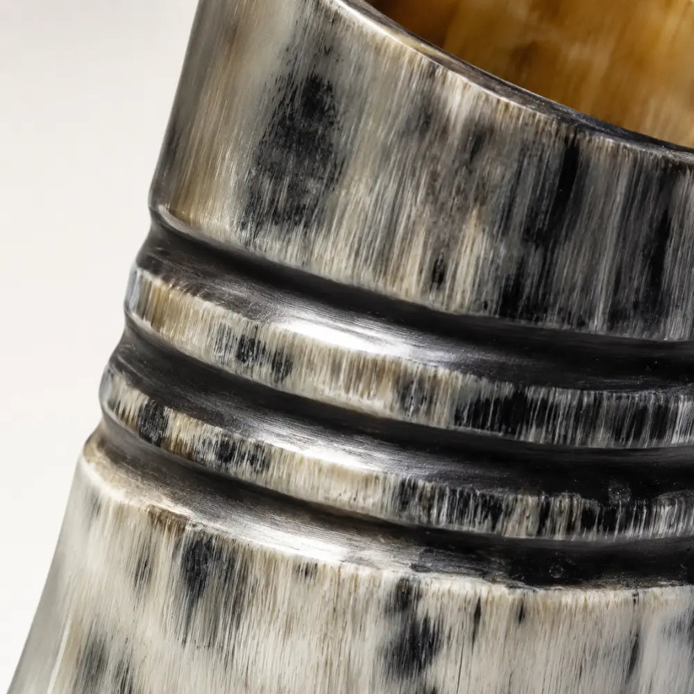 wikinger trinkhorn krug naturhorn textur makro detail