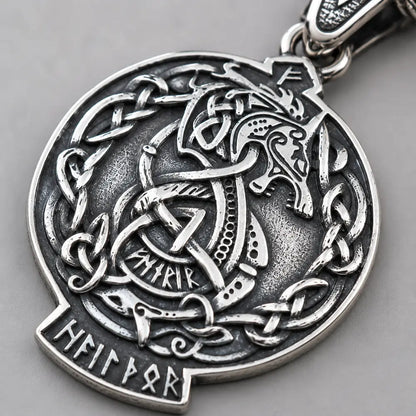 wolf kette runen gravur makro silber detail