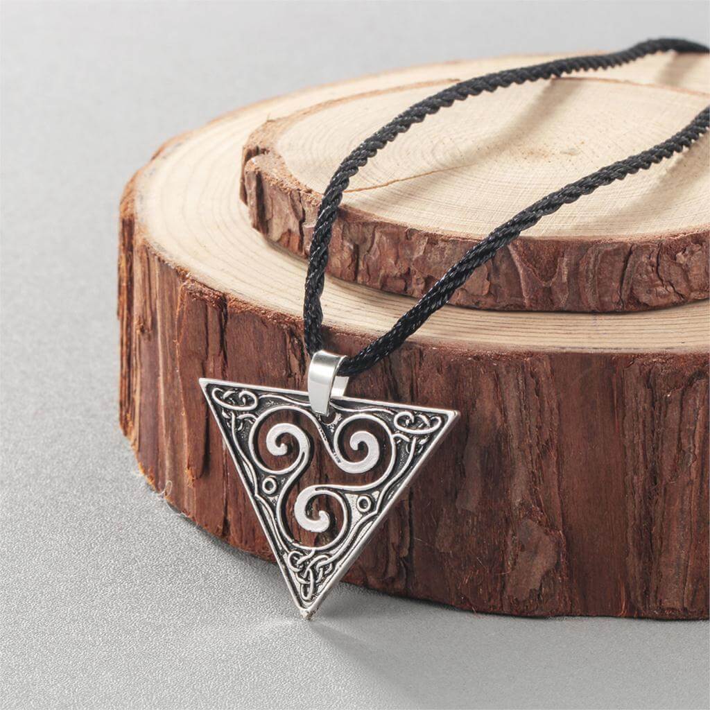 Keltische Halskette mit Triskel Design