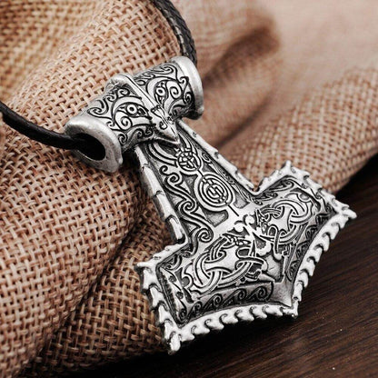 Keltischer Schmuck mit Mjolnir Hammer