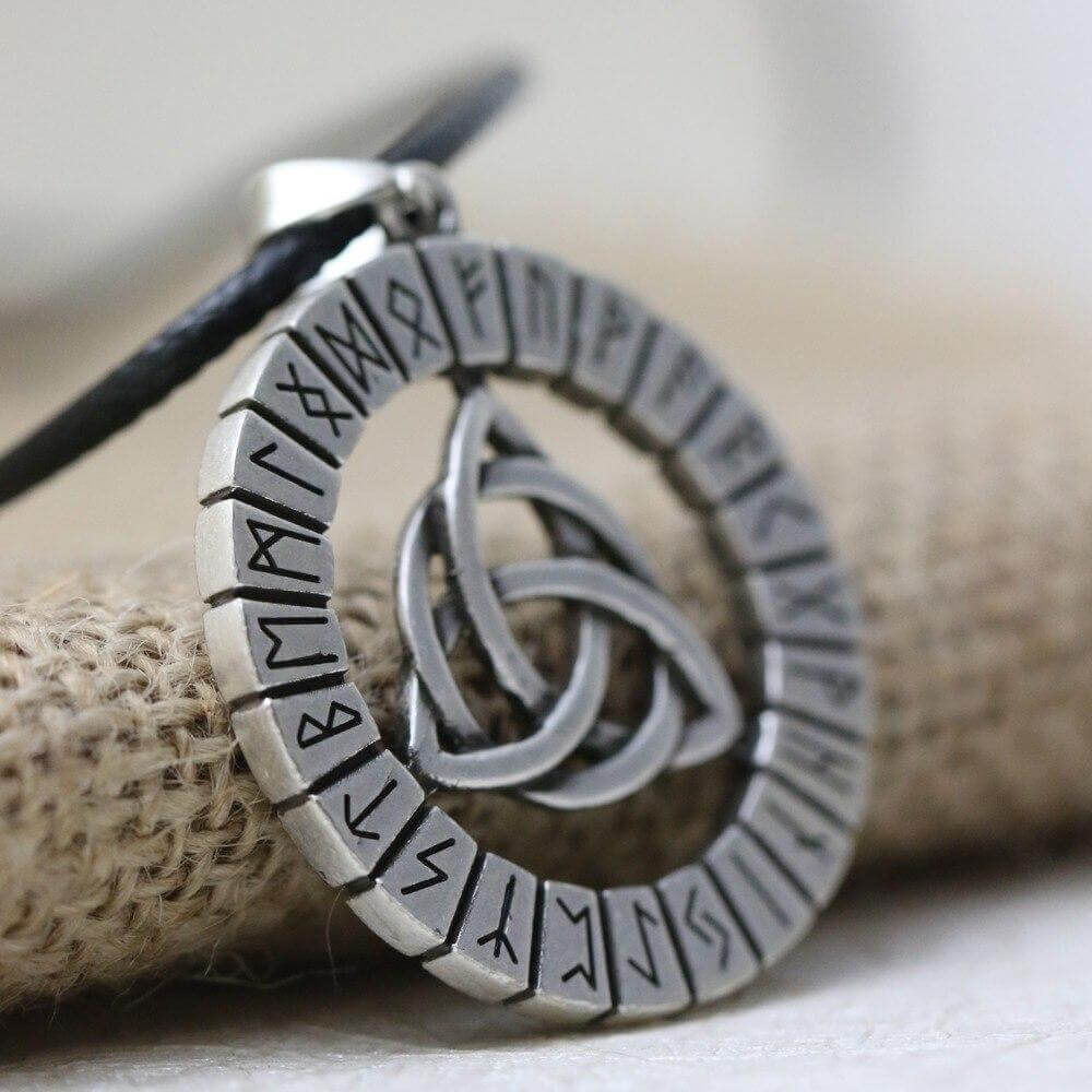 Keltischer Schmuck mit Triquetra und Runen