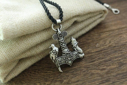 Keltischer Schmuck mit Wolf und Rabe